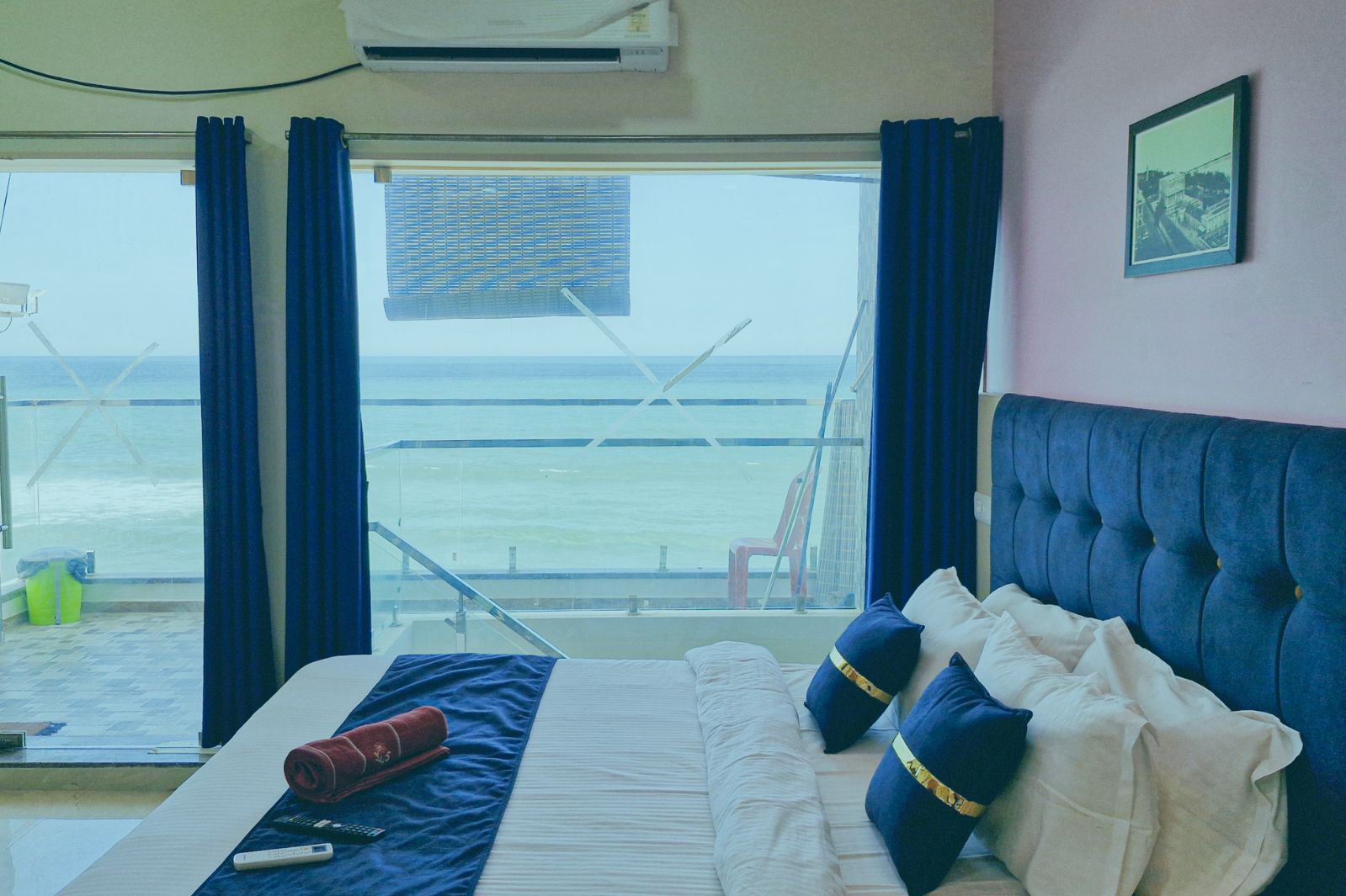 Tere Mere Beach Hotel – Contact: 94870 63900